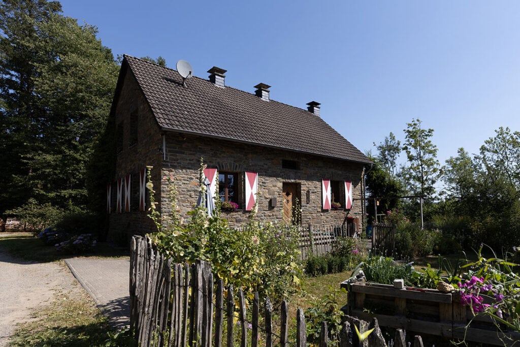 Rustikales Steinhaus mit Garten und Holzzaun