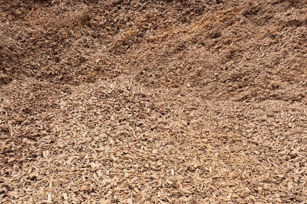 Großer Haufen Holzspäne im Freien