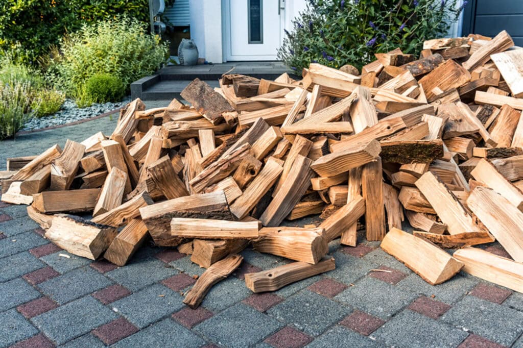Großer Stapel Brennholz vor einem Haus