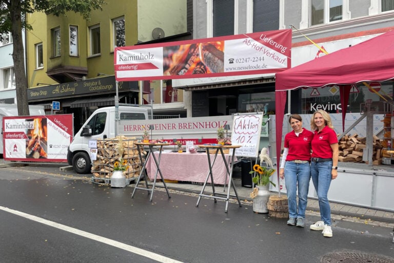 Maria Hüppelshäuser und Kathrin Kolf am Stand
