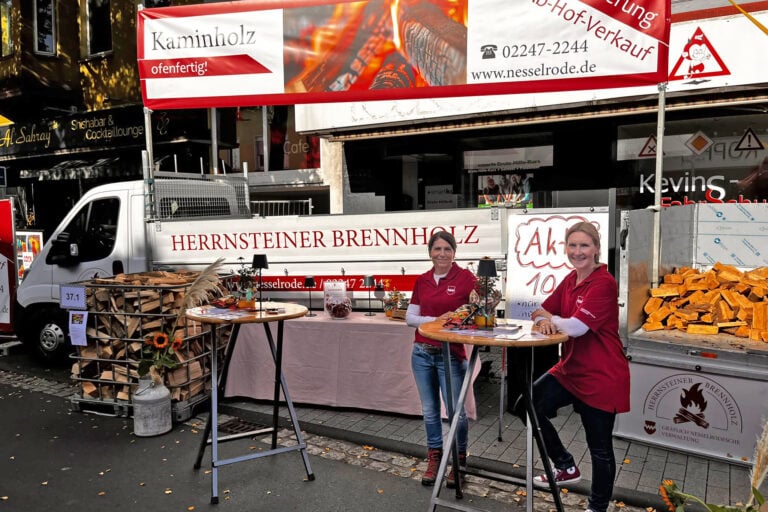 Maria Hüppelshäuser und Susanne Postier am Stand